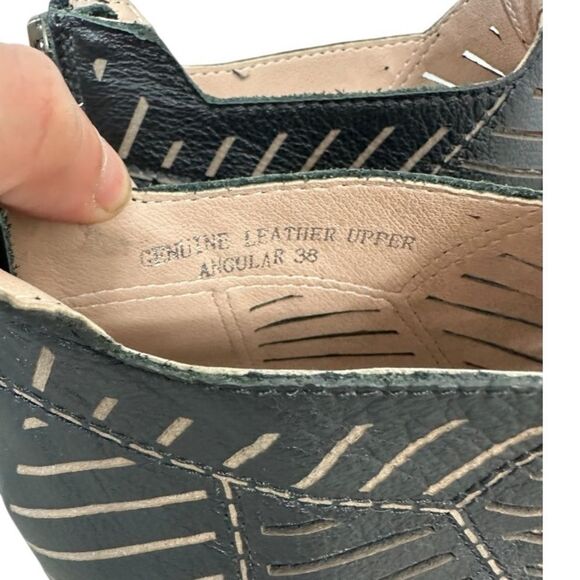 L'Artiste Angular Embossed/cut-outs Peep toe ankle Heel booties Women's size 38 - Picture 9 of 9